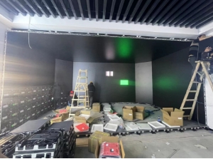 菲博利led显示屏多地多个项目同时施工，沉浸式LED显示屏安装中